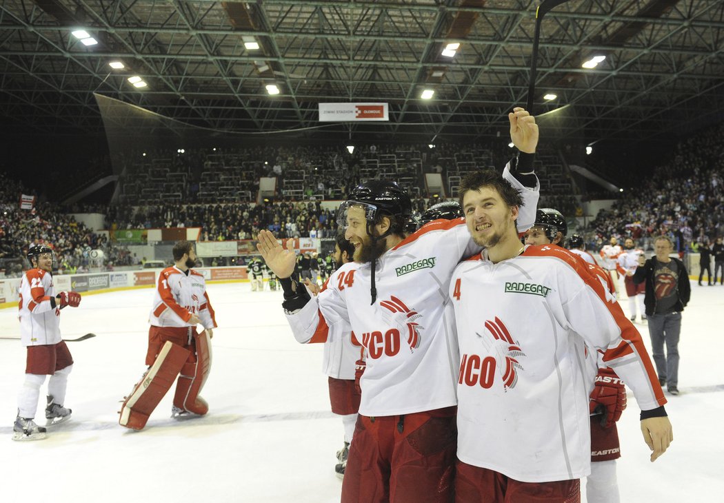 Hokejisté Olomouce slavili bezprostředně po barážovém duelu s Boleslaví nečekaný postup do extraligy, kam se dostali po sedmnácti letech