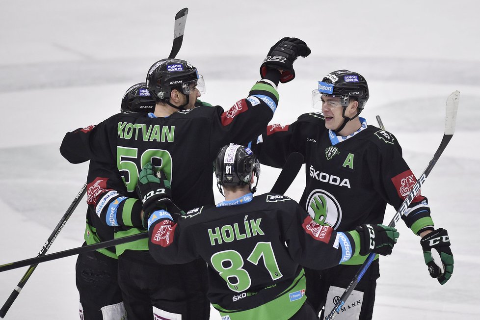 Hokejisté Mladé Boleslavi se radují ze vstřelené branky v utkání proti Kometě Brno