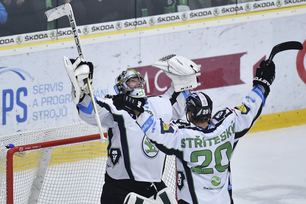 Brankář David Rittich a obránce Matěj Stříteský z Boleslavi se radují z vítězství.