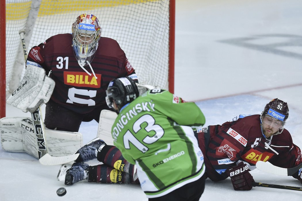 Jan Švrček si lehá do střely Marka Trončinského