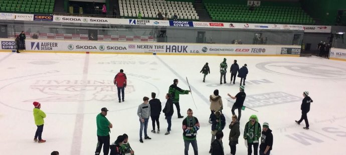 Po nedělní výhře nad Spartou (3:1) hráči nepřišli na děkovačku s fanklubem, fanoušci si přišli pro vysvětlení až na led