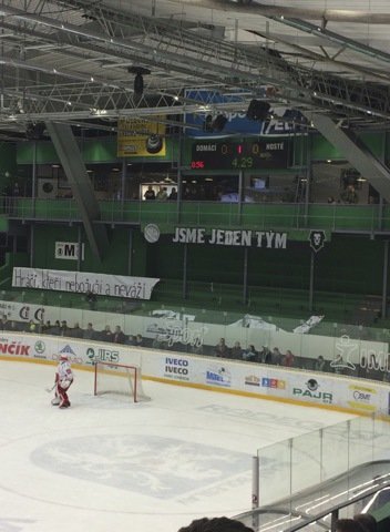 Jaromír Látal, sportovní manažer BK Mladá Boleslav osobně strhával protestní choreo nespokojených fanoušků, kteří nepřišli na poslední utkání základní části extraligy