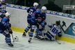 Chomutov - Kometa Brno: Martin Nečas po nárazu do mantinelu skončil na ledě bez helmy