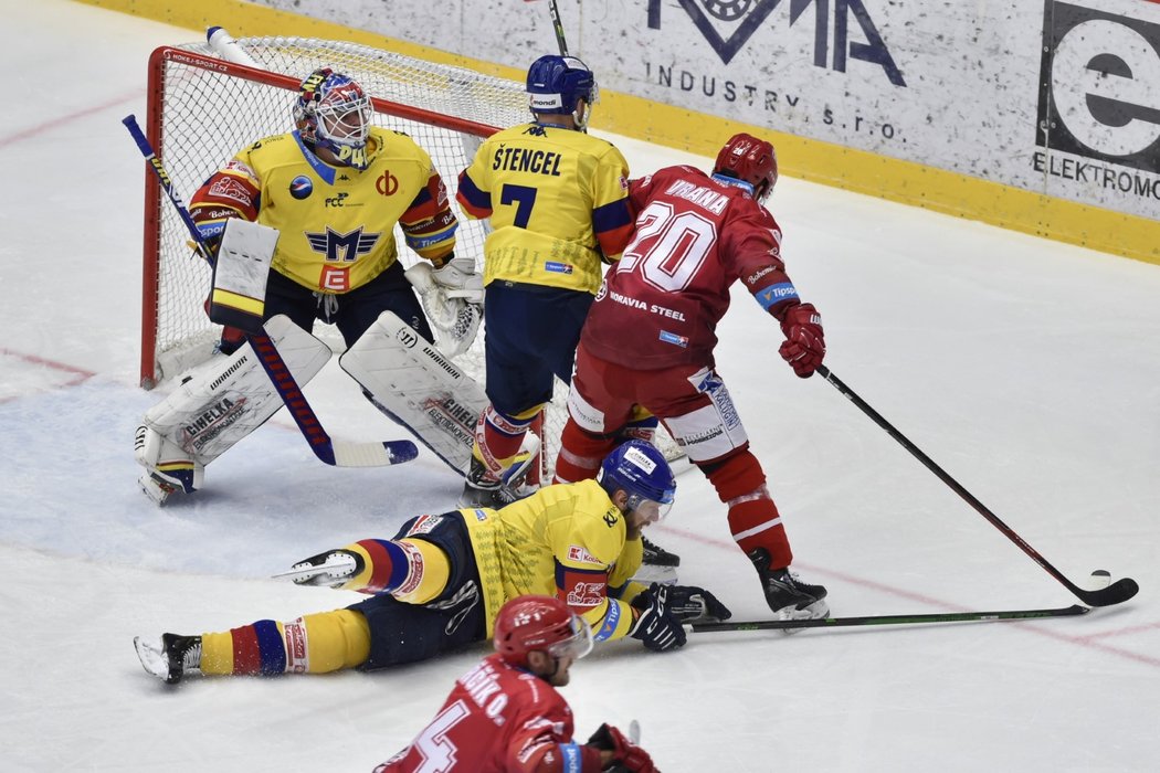 Petr Vrána z Třince v souboji s Janem Štencelem před brankou Dominika Hrachoviny