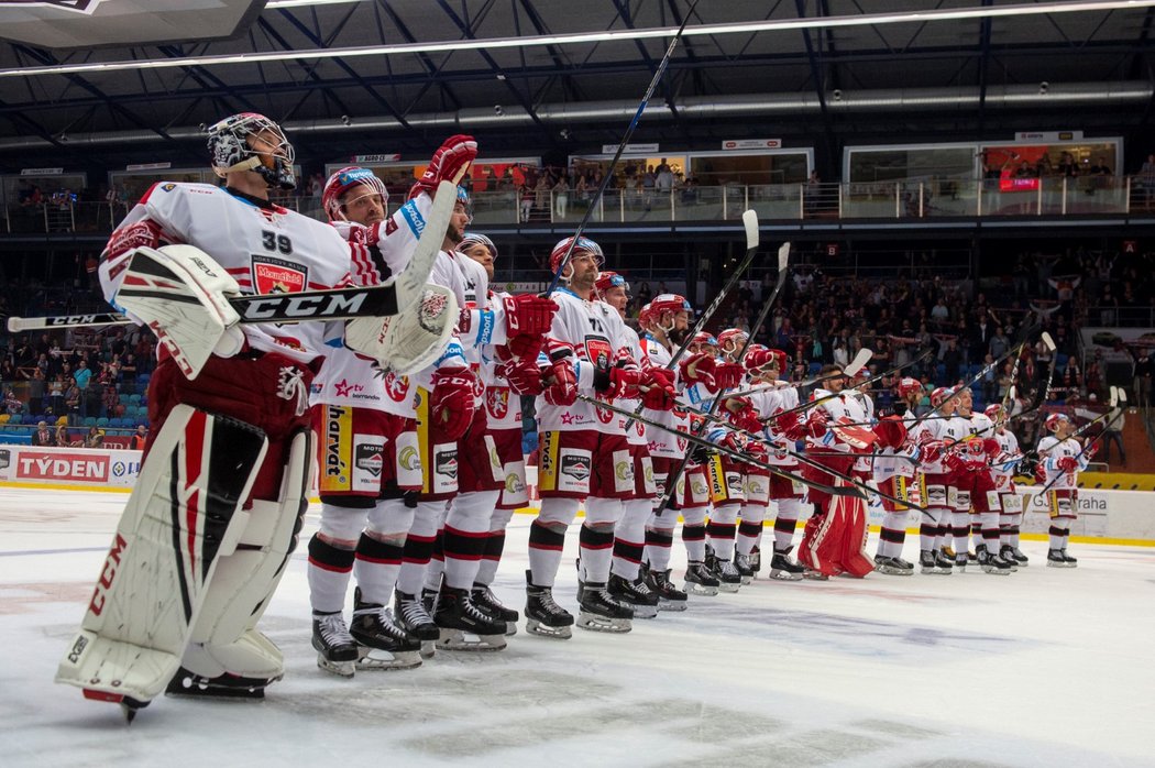 Hokejisté Mountfieldu HK oslavují výhru nad Chomutovem se svými fanoušky