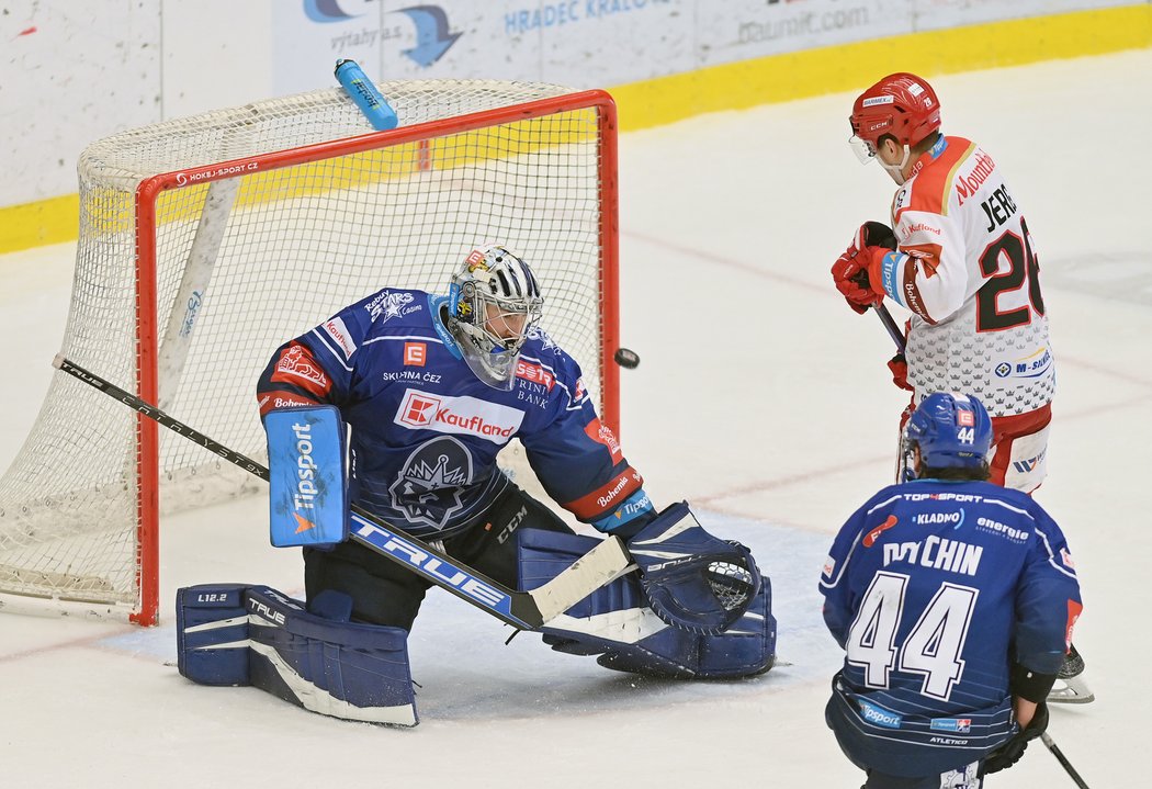 Brankář Kladna Landon Bow inkasuje gól na 2:3 na ledě Mountfieldu