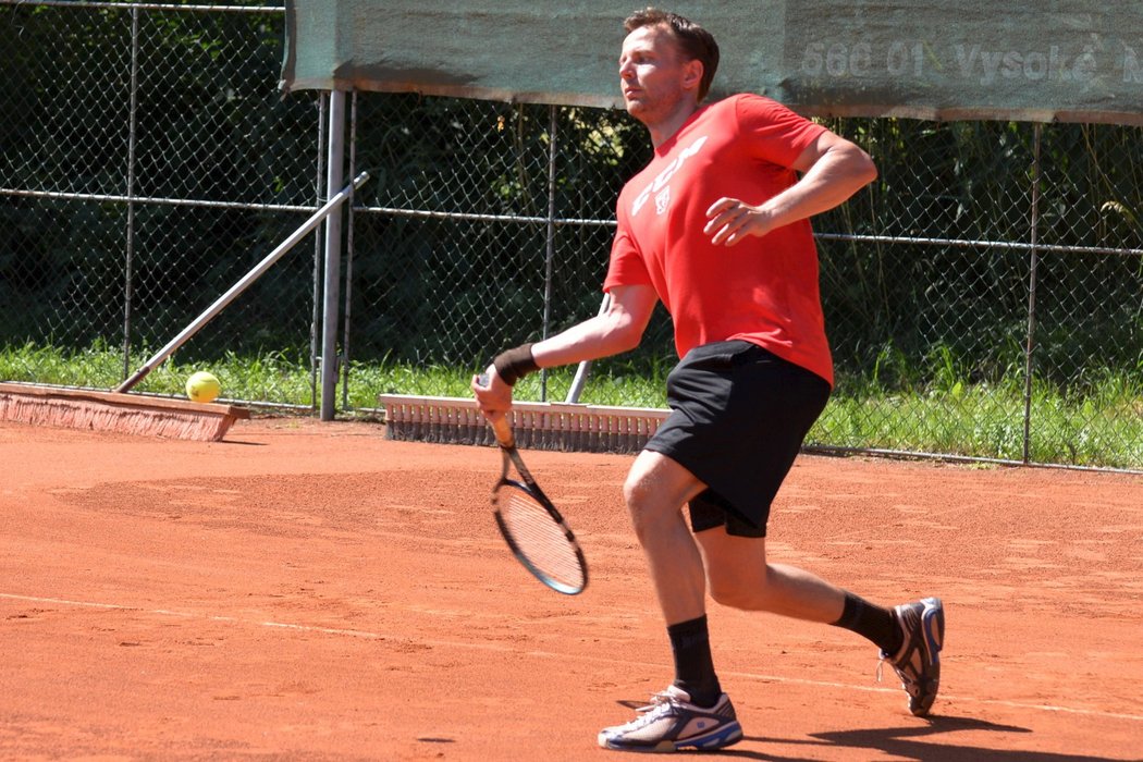 Do letní přípravy Mountfieldu HK se Michal Tvrdík snažil zapojit i další sporty jako tenis, házenou či basketbal