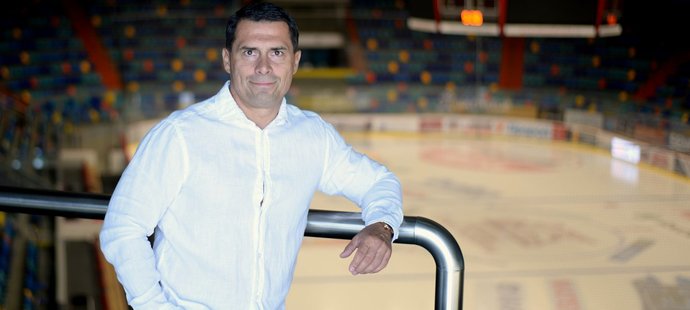 Generální manažer Mountfieldu HK Aleš Kmoníček doufá, že i po skandálu ministra zdravotnictví Romana Prymuly dopadne dobře restart hokeje