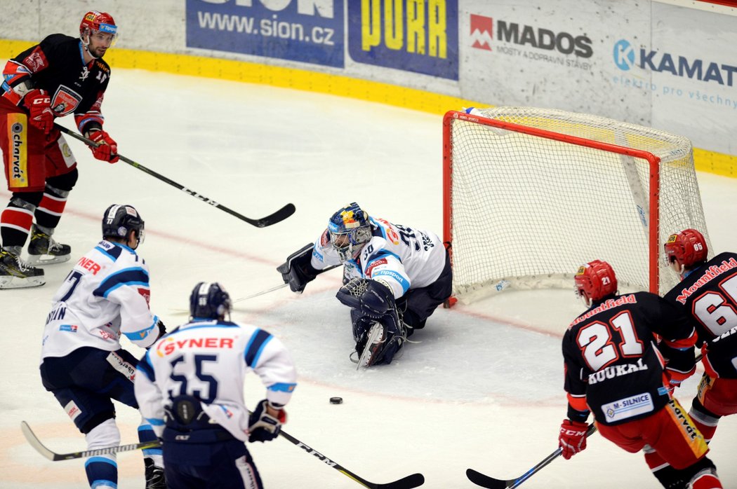 Aleš Stezka likviduje střelecký pokus Mountfieldu v utkání na jeho ledě