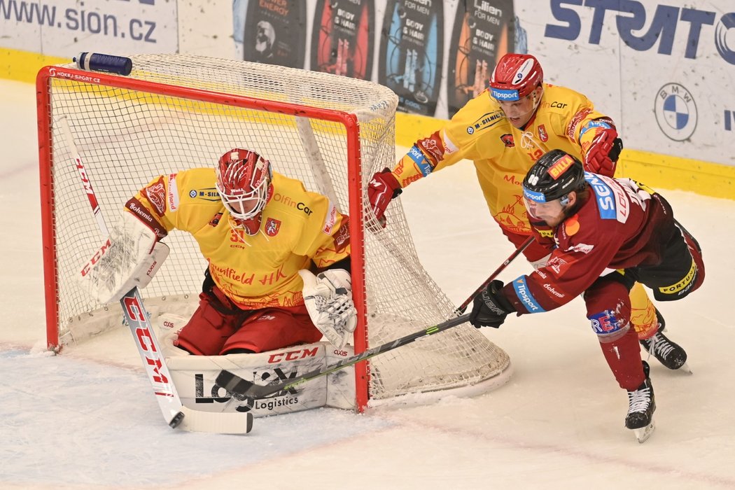 Sparťanský útočník Erik Thorell se tlačí do brankoviště Henriho Kiviaha