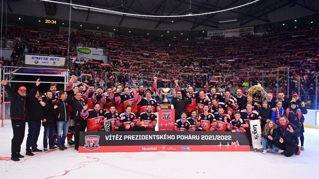 Hokejisté Hradce Králové slaví zisk Prezidentské trofeje