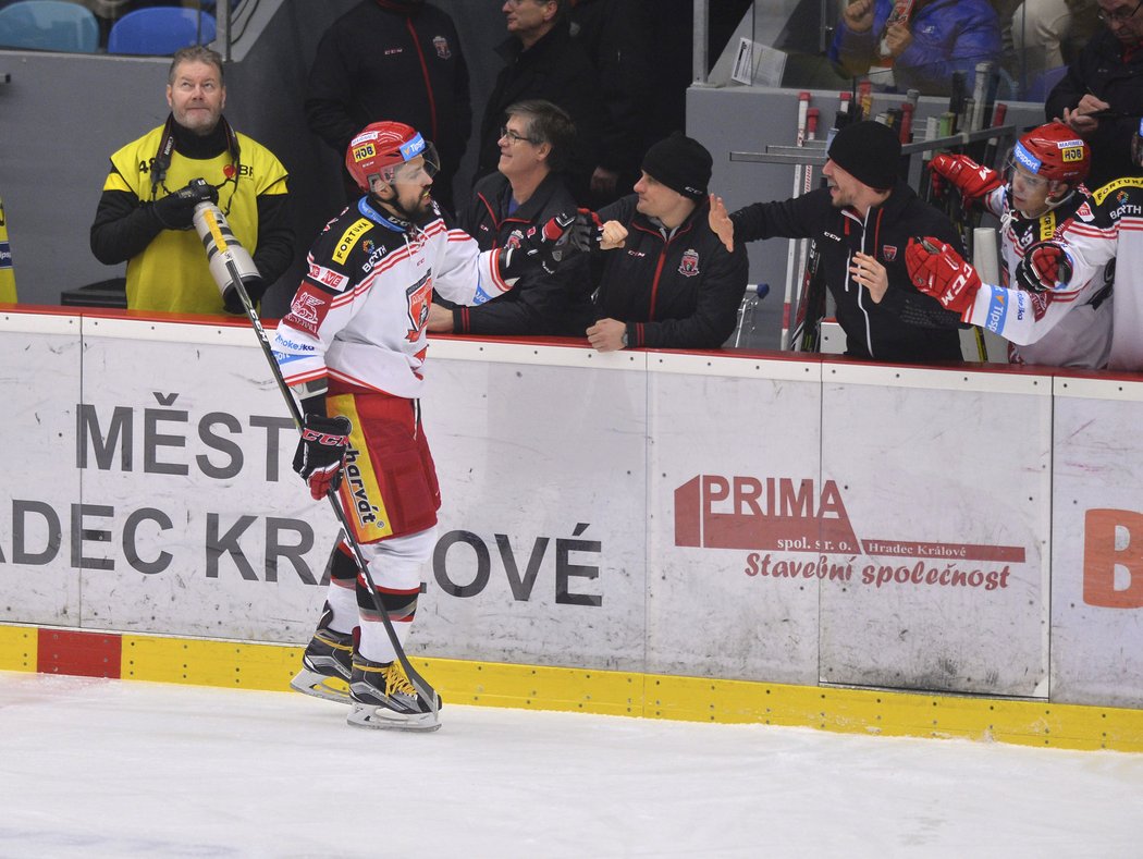 Richard Jarůšek se raduje se spoluhráči z gólu v síti Komety