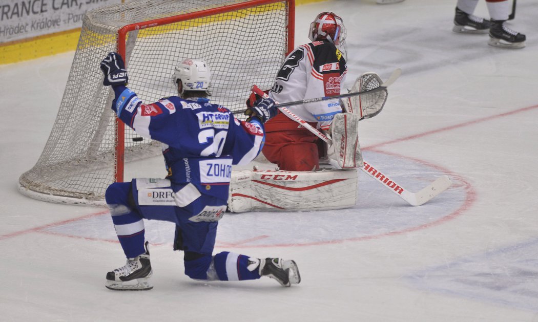 Brankář Hradce Patrik Rybár neměl proti zakončení Hynka Zohorny žádnou šanci