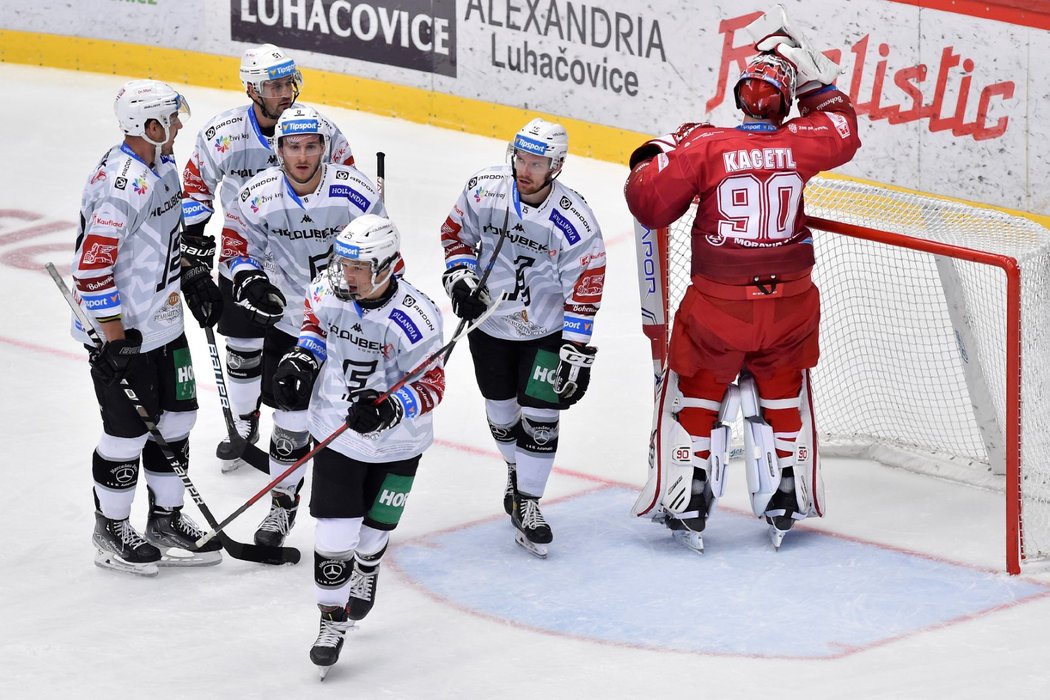 Hokejisté Karlových Varů slaví gól proti Třinci