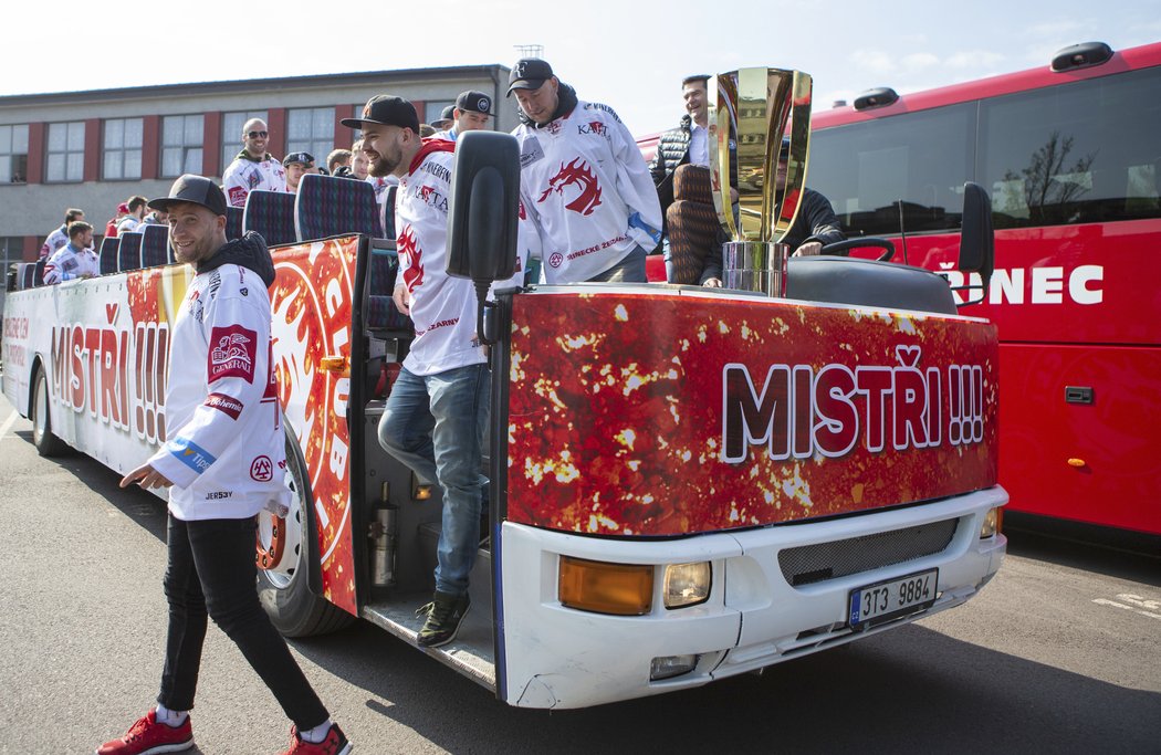 Oceláři Třinec oslavili titul na mistrovském kabrioletu