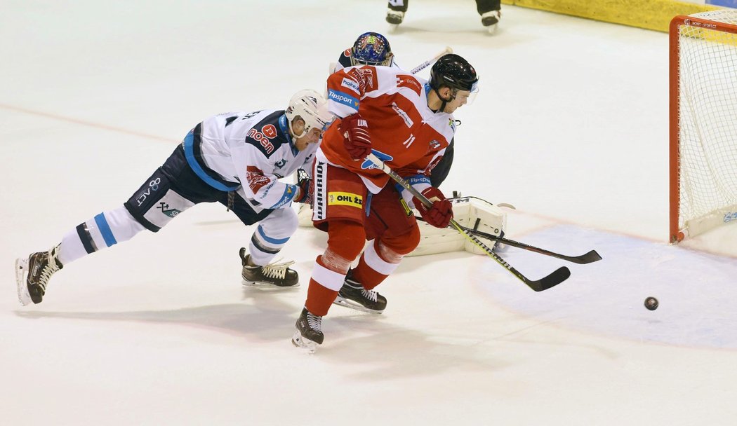 Jakub Herman střílí druhý gól Olomouce v utkání s Chomutovem