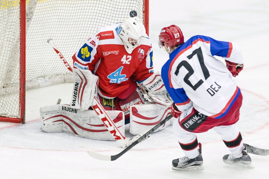 Hradecký útočník Rastislav Dej střílí Olomouci gól