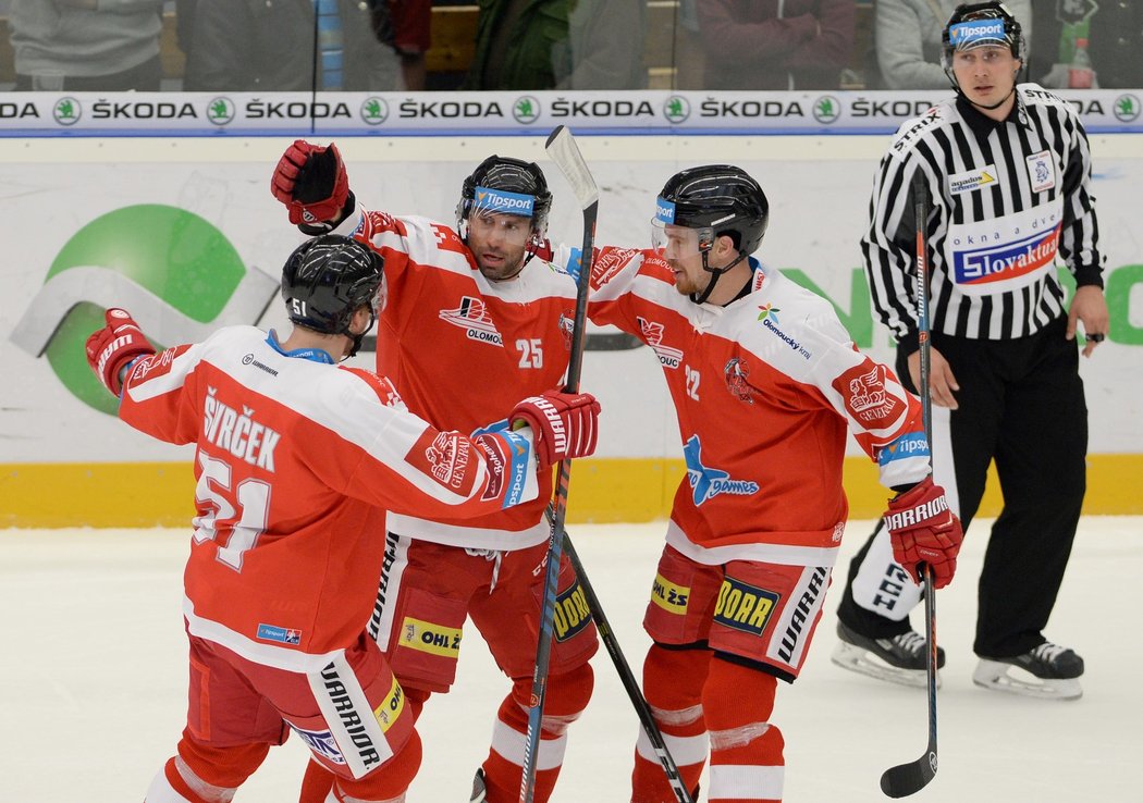 Olomoučtí hokejisté Zbyněk Irgl (uprostřed) a Jan Jaroměřský (vpravo) se radují ze vstřeleného gólu