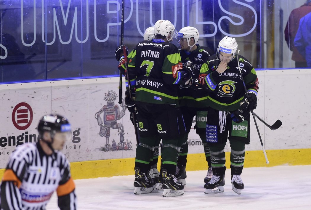 Karlovarští hokejisté se radují z úvodní trefy utkání na ledě Olomouce, kterou vstřelil David Gríger