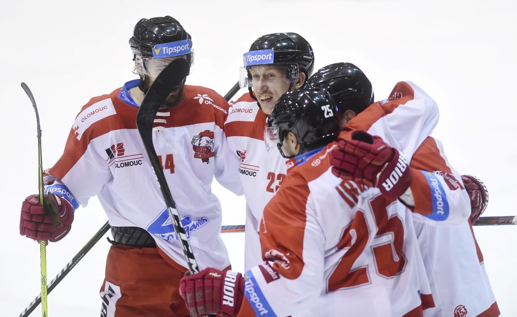 Olomoučtí hokejisté se radují z vítězné trefy Jana Knotka v prodloužení utkání proti Karlovým Varům