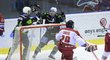 Hokejisté Karlových Varů se radují z první branky dohrávky 27. kola na ledě Olomouce