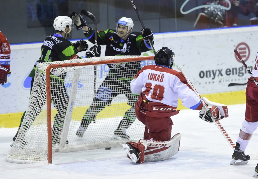 Hokejisté Karlových Varů se radují z první branky dohrávky 27. kola na ledě Olomouce