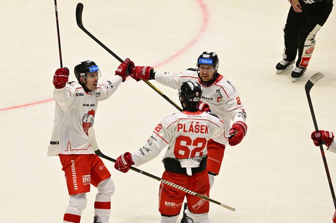 ONLINE: První tříbodová výhra Olomouce, Třinec bojuje v Liberci. Kometa - Pardubice 3:2 ONLINE: První tříbodová výhra Olomouce, Třinec bojuje v Liberci. Kometa - Pardubice 3:2