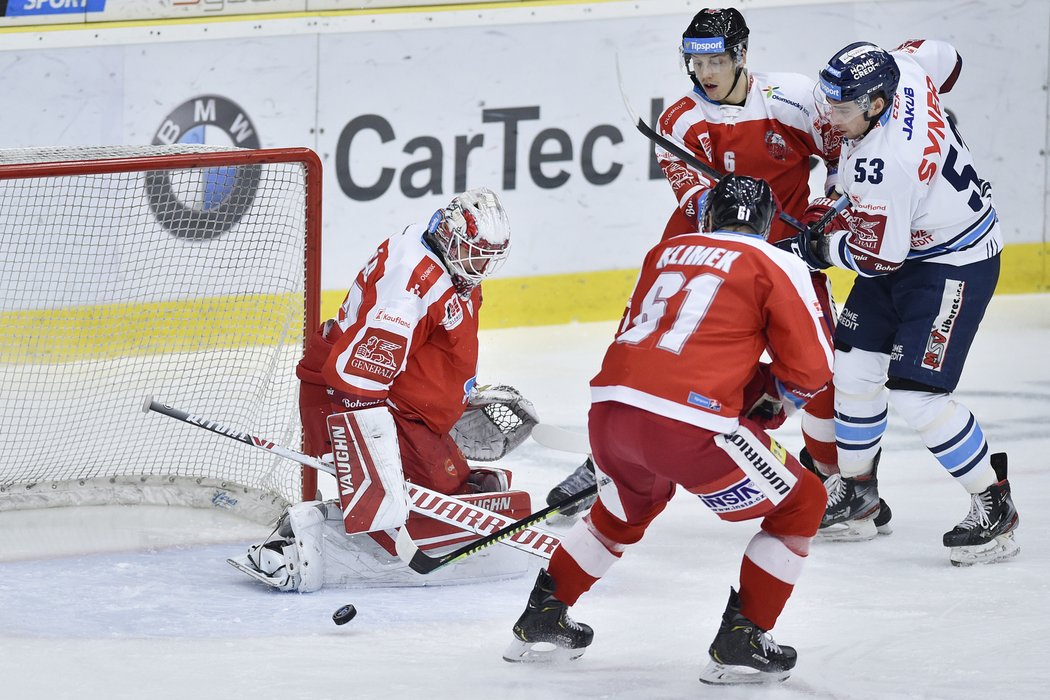 Jaroslav Vlach ohrožuje svým střeleckým pokusem olomouckou branku