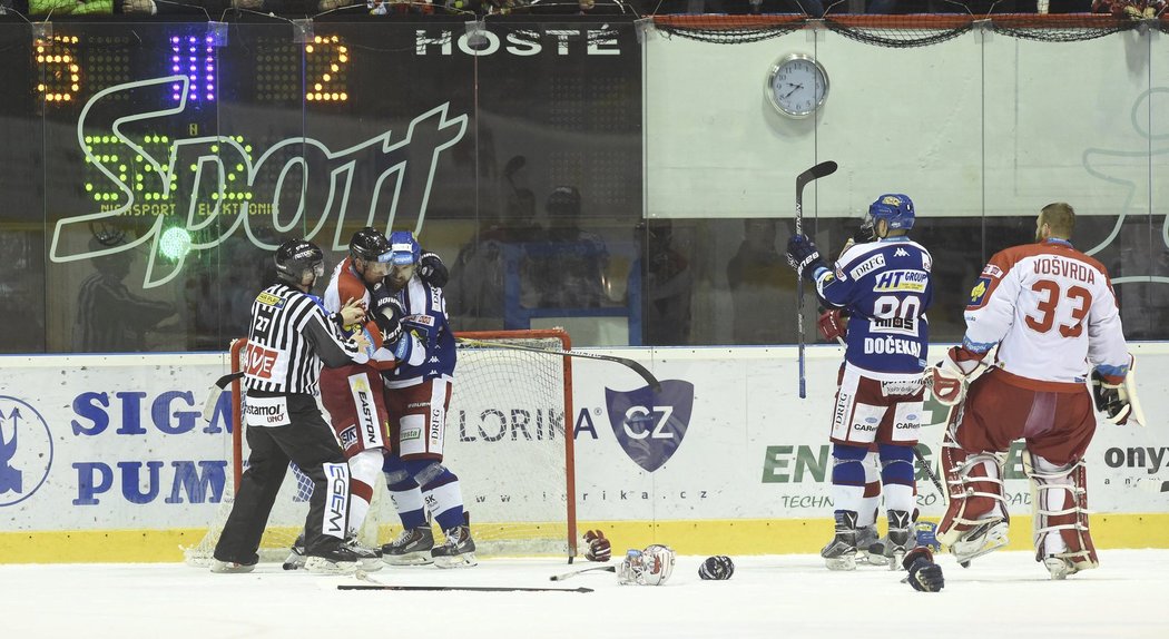 Zleva Peter Húževka z Olomouce, Jakub Koreis z Brna, Martin Dočekal z Brna a brankář Olomouce Tomáš Vošvrda