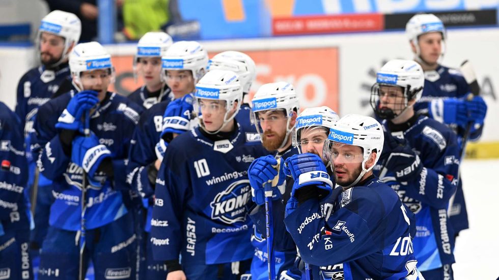 Zklamaní hokejisté Komety Brno po prohraném utkání v Olomouci