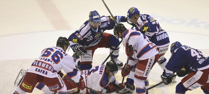 Zmatek při úvodním vhazování v zápase Olomouc - Kometa