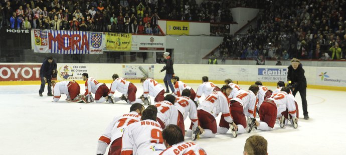 Mašinka jede do extraligy! olomoučtí hokejisté si vychutnávají postup do extraligy