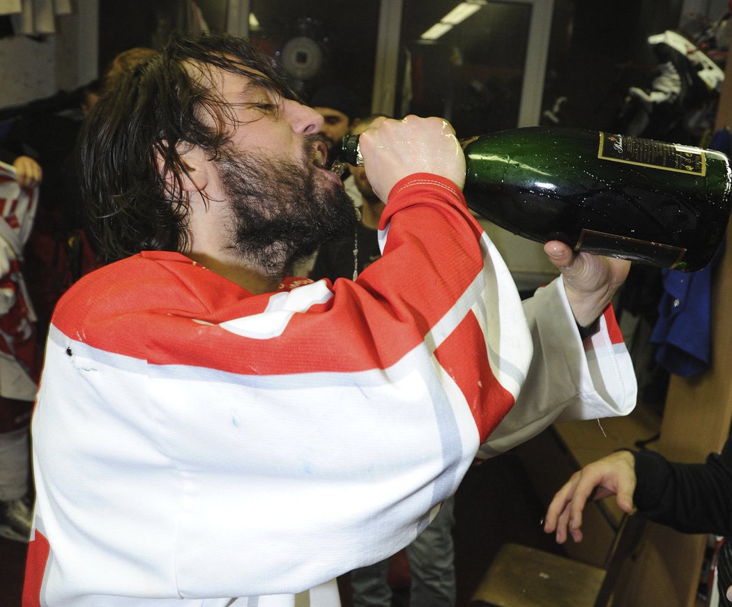 Hokejisté Olomouce po 17 letech postoupili do extraligy, vítězné šampaňské si vychutnává Švaňhal