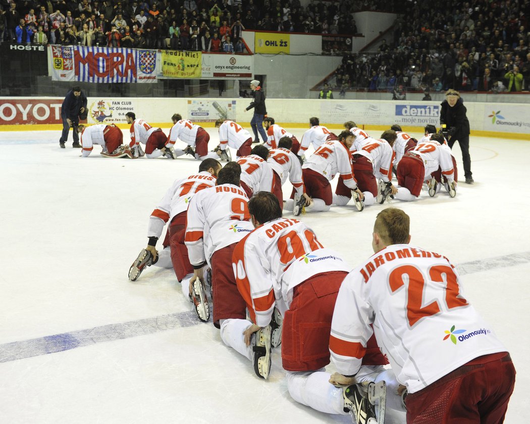 Mašinka jede do extraligy! olomoučtí hokejisté si vychutnávají postup do extraligy