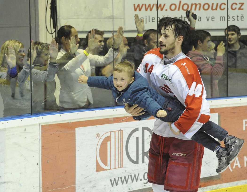 Olomoucký Ostřížek vzal při oslavách postupu do extraligy na led i malého synka 