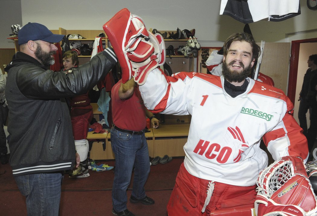 Olomoucký gólman Halász si vychutnává momenty po postupu do extraligy, vlevo je majitel týmu a olympijský vítěz Jiří Dopita.