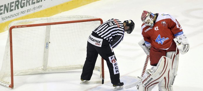 Brankář Olomouce Branislav Konrád si upravuje výstroj