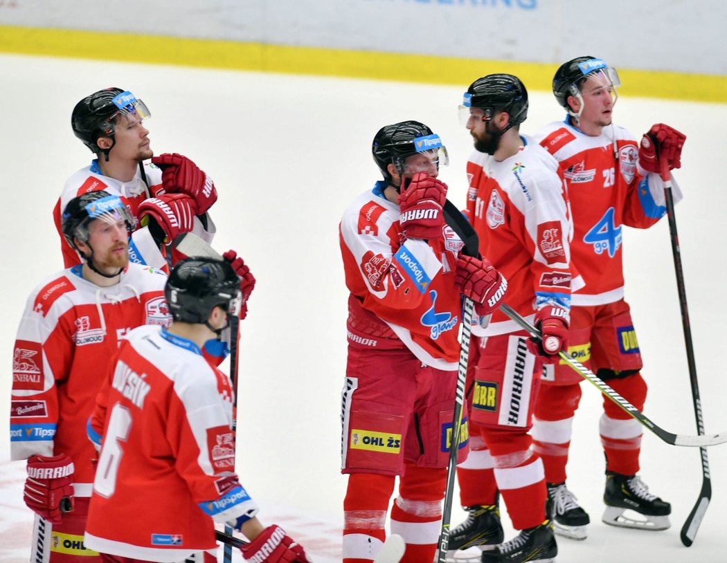 Zklamaní hokejisté Olomouce po prohraném čtvrtfinále.