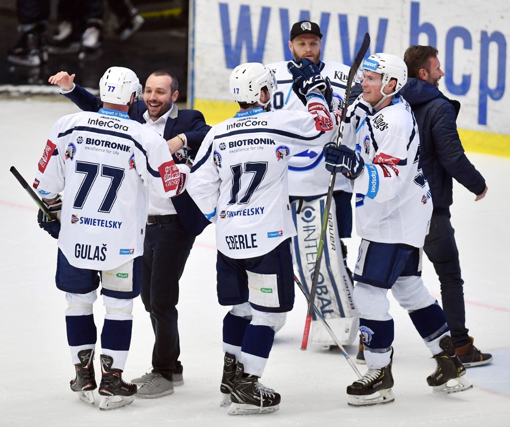 Plzeň slaví postup do semifinále extraligy.