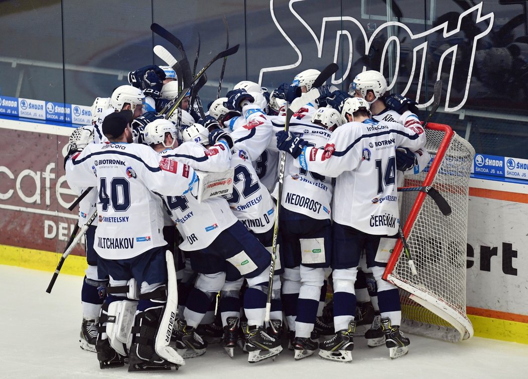 Plzeň slaví postup do semifinále extraligy.