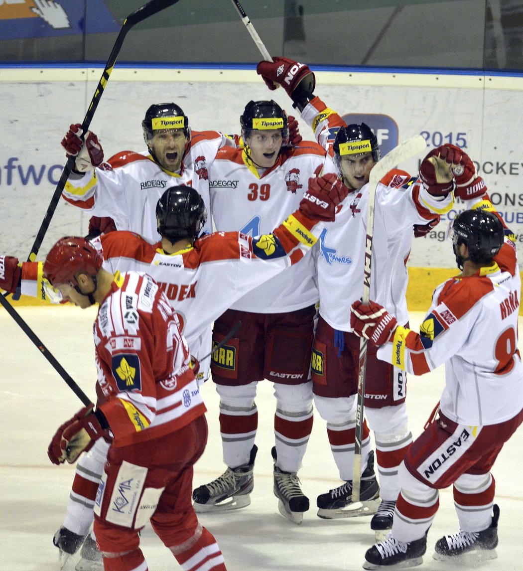 Hokejisté Olomouce se radují z gólu do sítě Třince