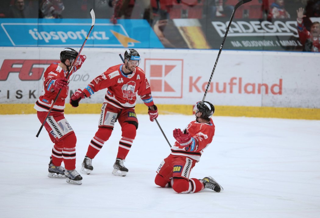 Hokejisté Olomouce se radují z gólu, uprostřed David Krejčí, vpravo střelec gólu Jakub Navrátil