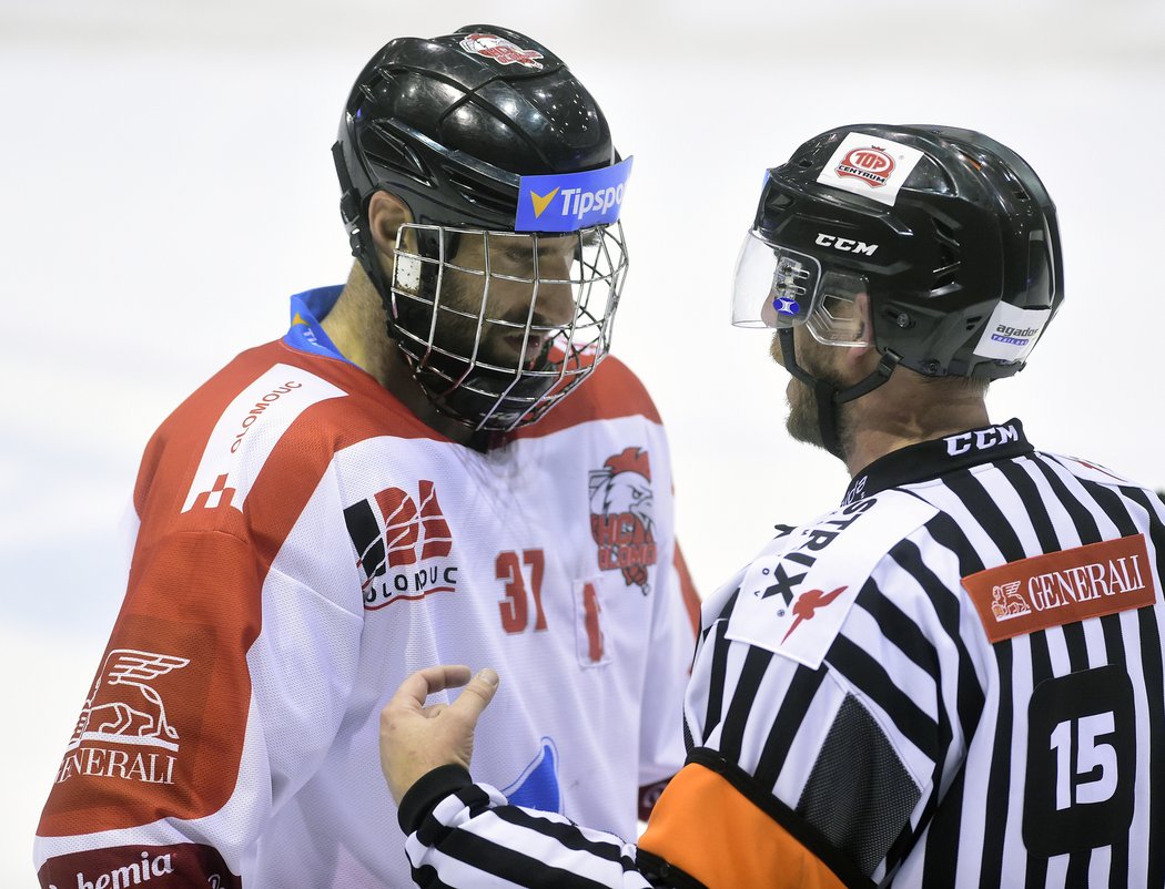 Martin Vyrůbalík z Olomouce poslouchá rozhodčího