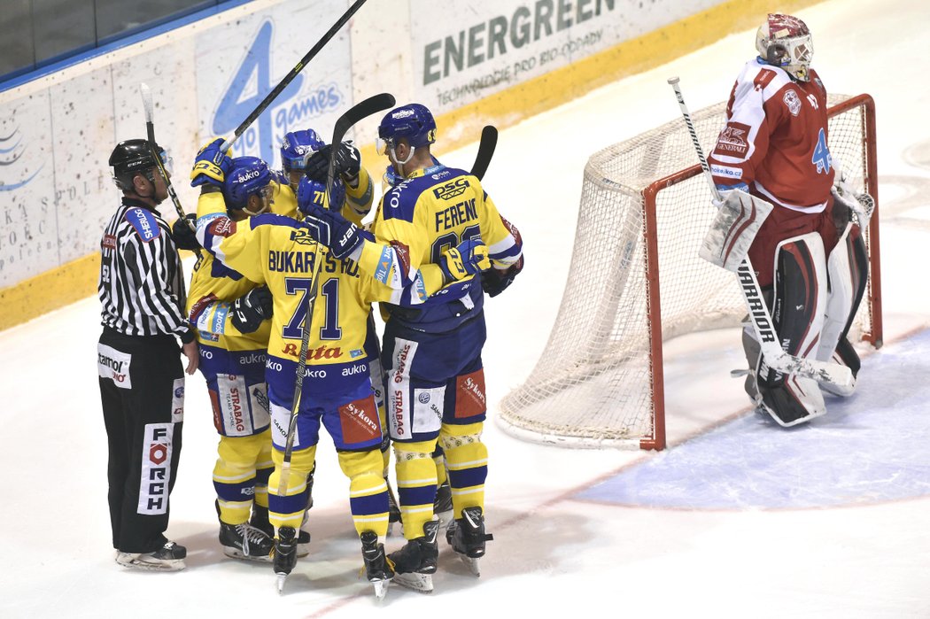 Zlínští hokejisté se radují z vyrovnávací branky na 2:2, kterou vstřelil David Šťastný