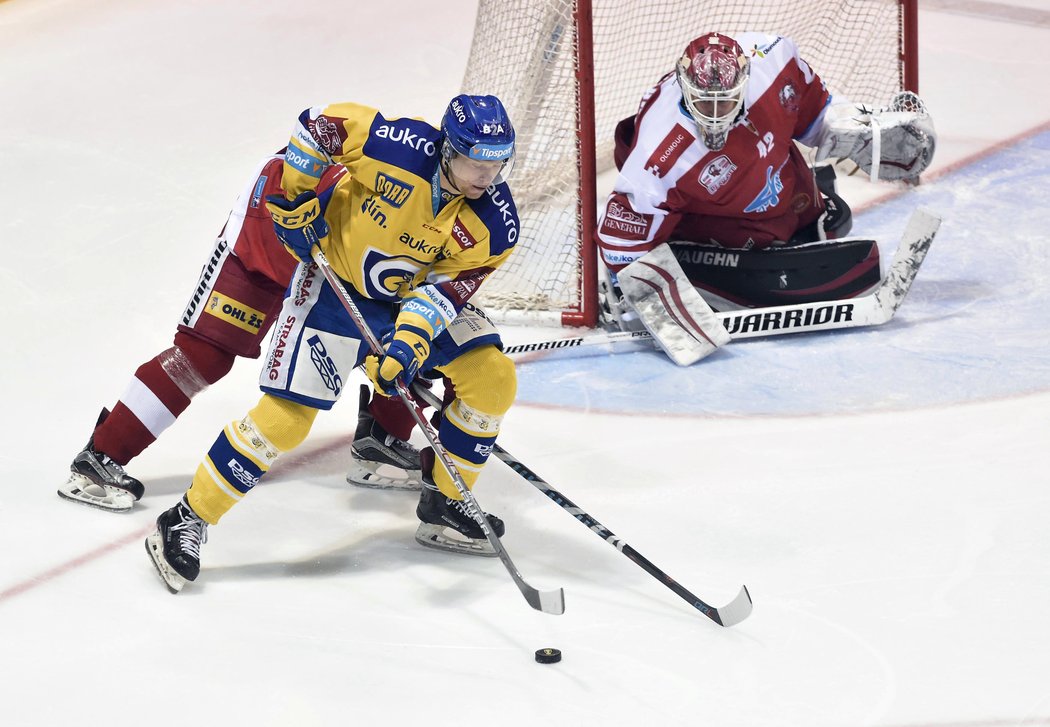 Zlínský útočník Pavel Kubiš se přes těsné bránění Lukáše Galvase cpe před branku Olomouce