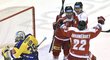Hokejisté Olomouce se radují ze vstřelené branky Petra Strapáče v utkání prvního předkola proti Zlínu