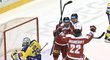 Hokejisté Olomouce se radují ze vstřelené branky Petra Strapáče v utkání prvního předkola proti Zlínu