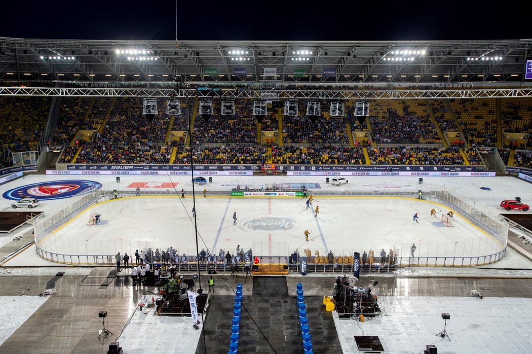 Hokejové utkání pod širým nebem mezi Spartou a Litvínovem v Drážďanech