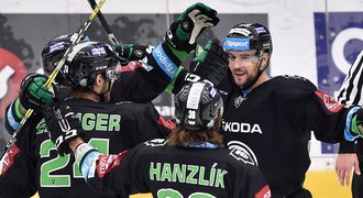 VIDEO: Třinec i Kometa padly, Mladá Boleslav zvládla po dvou letech derby