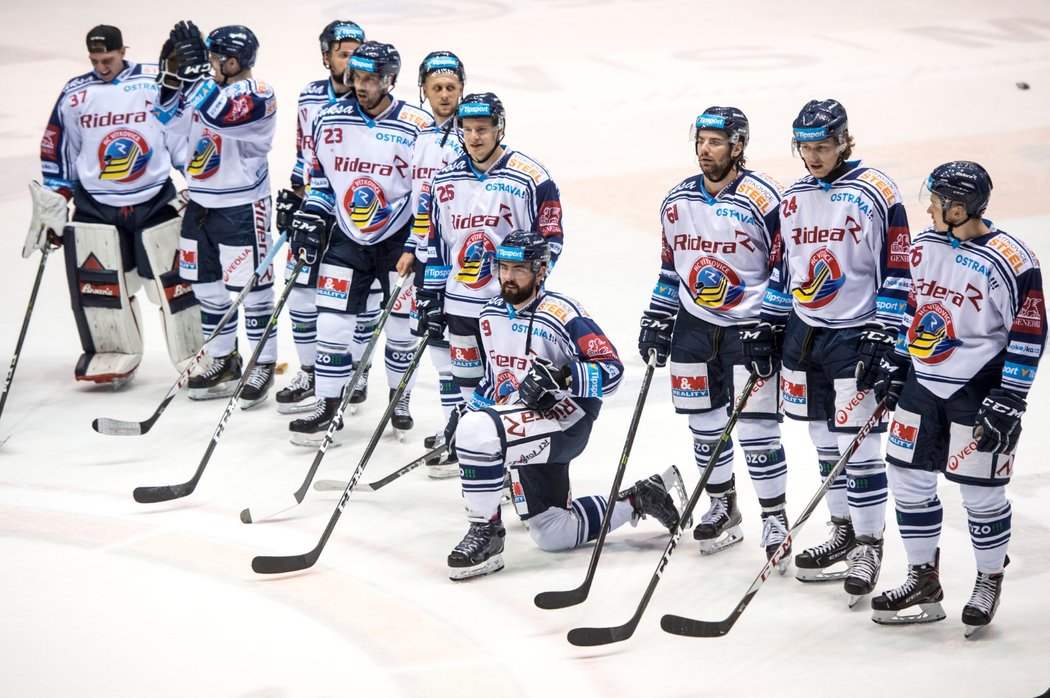 Vítkovičtí hokejisté si i přes problémy s osvětlením poradili s Pardubicemi